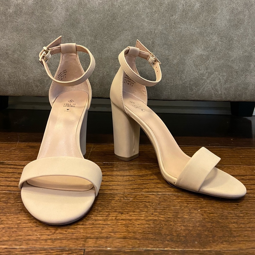 Beige sandal with heel